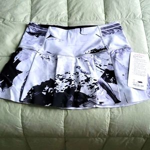 NWT RARE Vintage Lululemon Hit Your Stride skirt Sz4. Not Sold In Stores Anymore